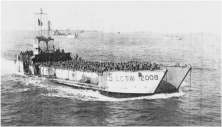 (détails) Le LCT(A)-2008 Britannique (opérant sous pavillon Américain) approche de l'une des plages Normandes avec de nouvelles troupes, 7 Juin 1944.