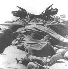 Plan d'un LST (Landing Ship Tank) 100m de long, 2.100 t de charge utile (détails) Le pont supérieur d'un LST chargé