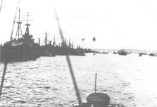 (détails) La digue de blockships, avec le Centurion à gauche