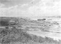 (détails) Vu du WN60, un LST sur la plage de Colleville (détails) Débarquement d'infanterie (détails) Le 9 juin des LST à Coleville (détails)