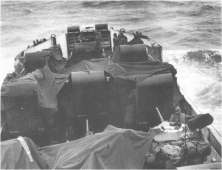 (détails) Un LCT chargé de chars légers "Stuart"