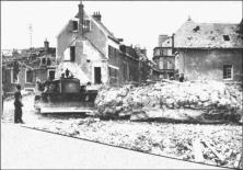 (détails) une barge allemande coulée dans l'avant-port (détails) Epave d'une barge allemande (détails) les destructions dans la ville (détails)