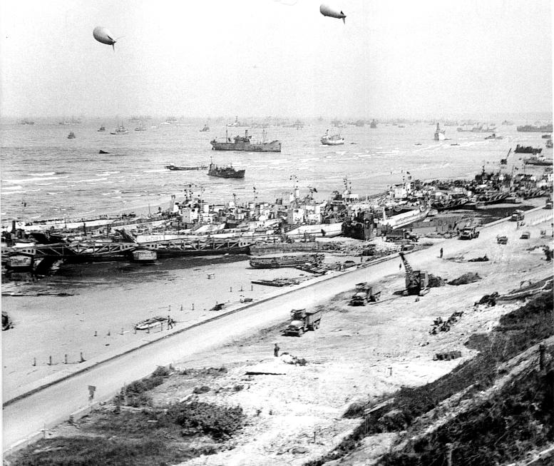 Le port et les passerelles après la tempête de juin 1944.