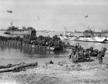 (Details) Die Fähre "Rhino" RHF-19 landete am 10. Juni 1944 Fahrzeuge am Omaha-Beach. Die LST-502 befindet sich im Hintergrund links und die britische LCT-562 befindet sich